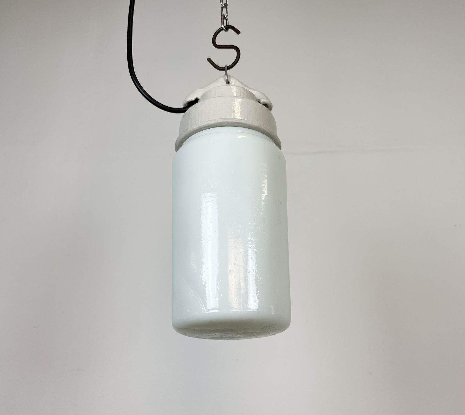 Industrial White Porcelain Pendant Light With Milk Glass, 1970s, 4x photo vintage