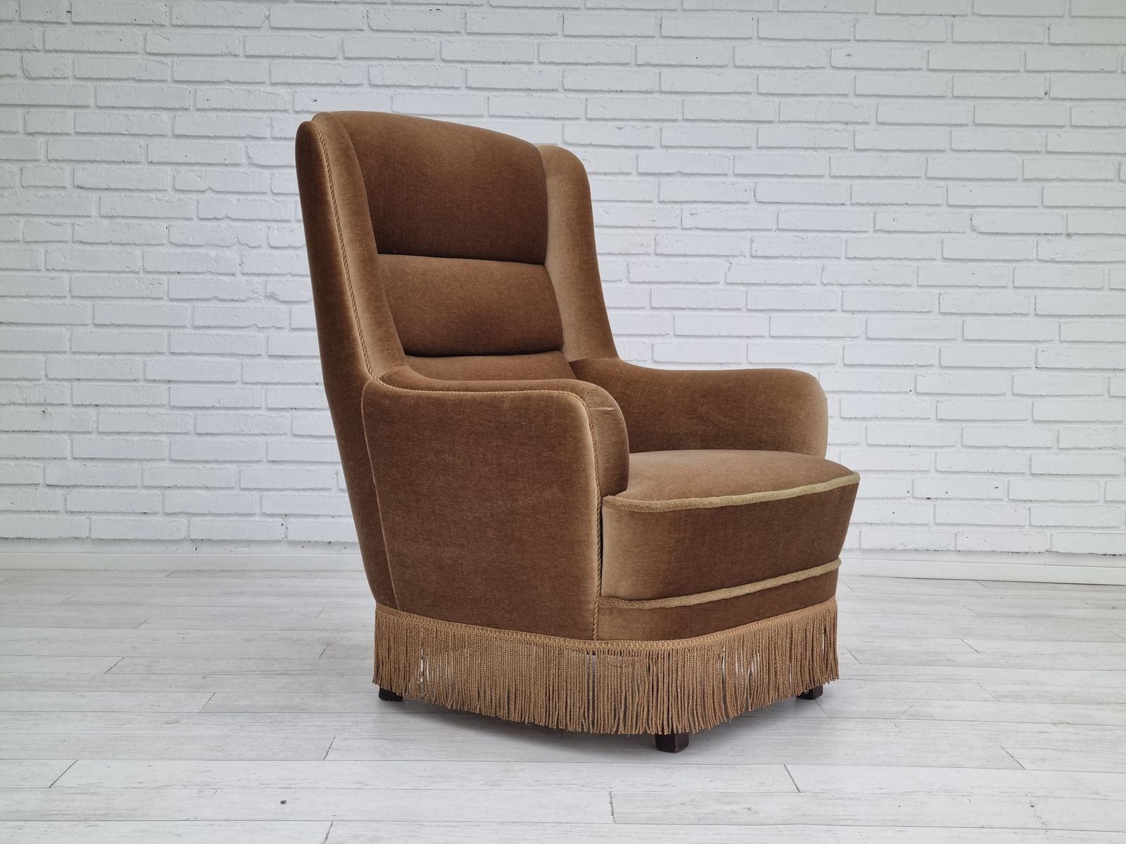 Jaren 1960, Deense fauteuil met hoge rug, bekleding in groen velours