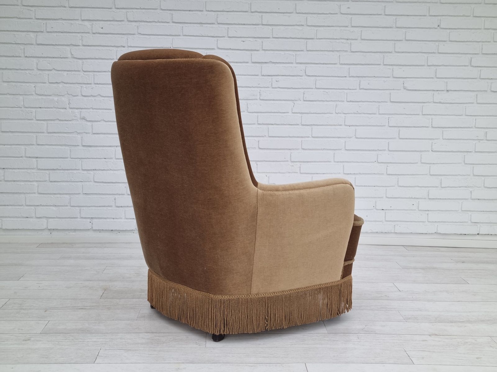 Jaren 1960, Deense fauteuil met hoge rug, bekleding in groen velours photo buy