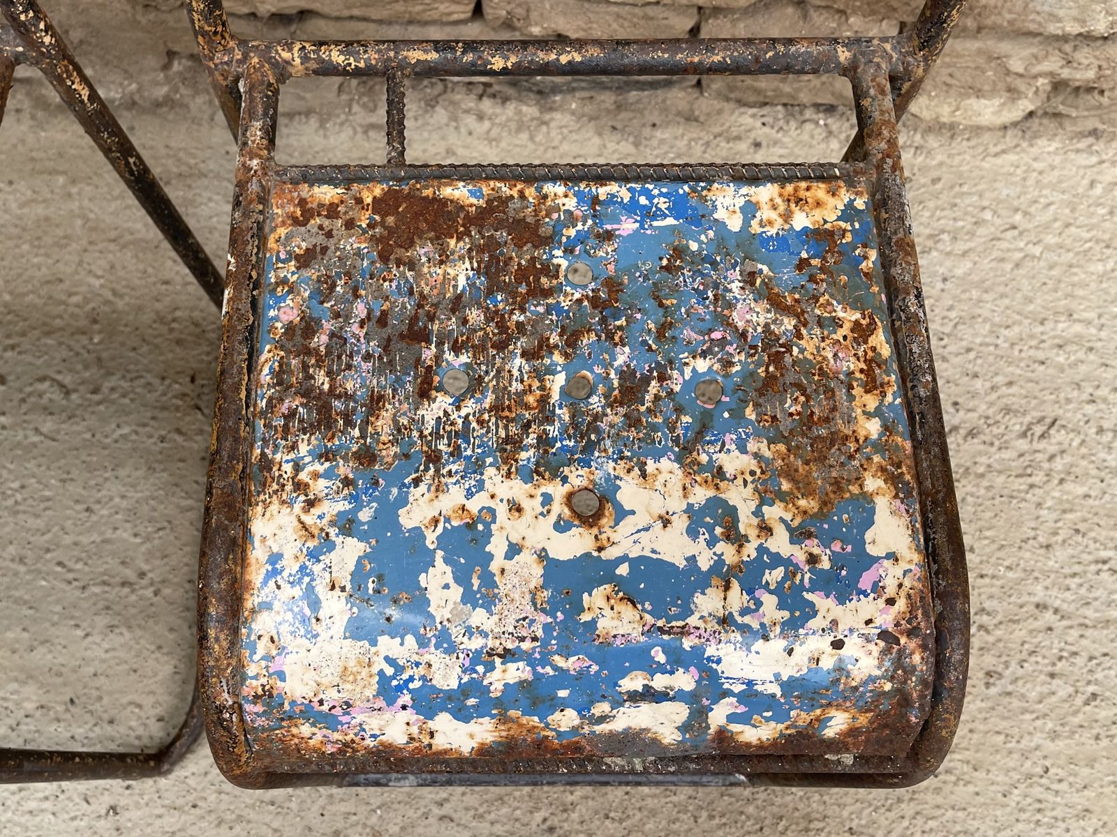 photo vintage Metal Occasional Statement Lounge Or Hall Chairs. The Beauty In Decay.