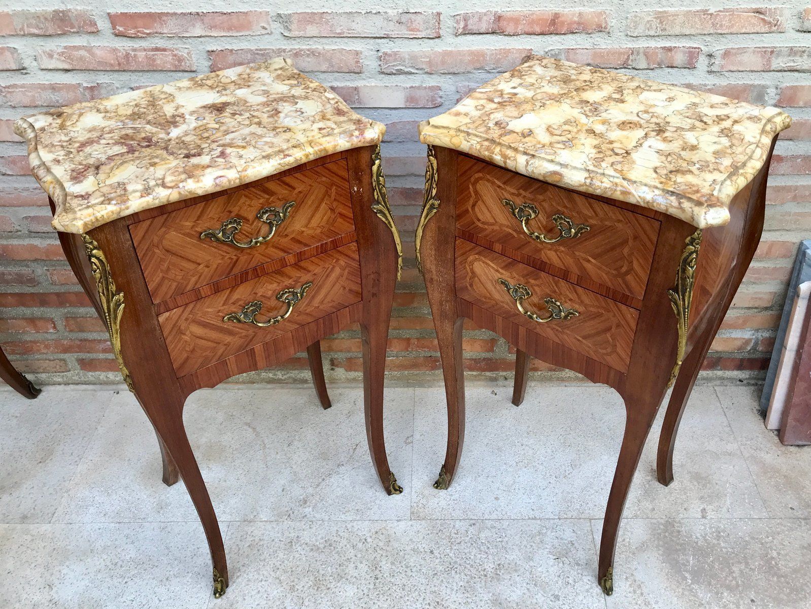 Antieke Franse Louis XV Marqueterie Nachtkastjes Met Marmeren Blad, Set Van 2 photo for sale
