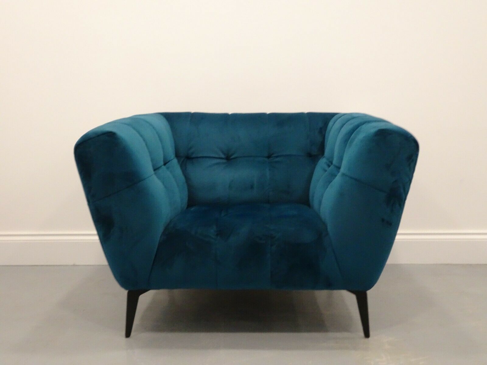 Immacualte Vincenzo Chair In Teal Velvet photo furniture