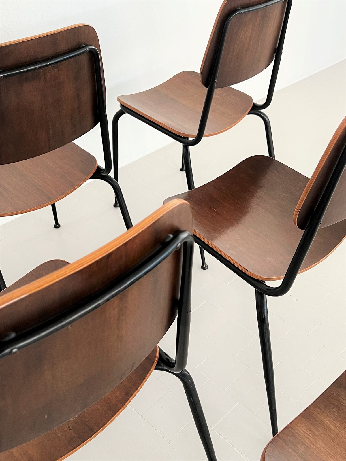 photo vinterior Italian Midcentury Plywood Nutwood Chairs By Velca Legnano, 1960s