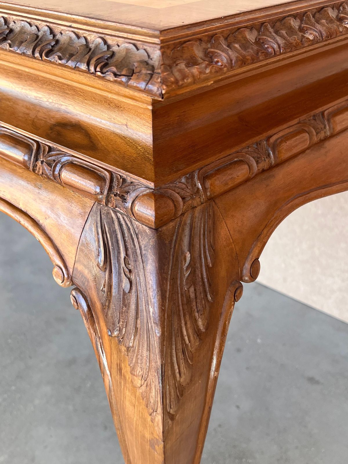 photo furniture 20th Root Oak Dining Room Table With Carved Edges