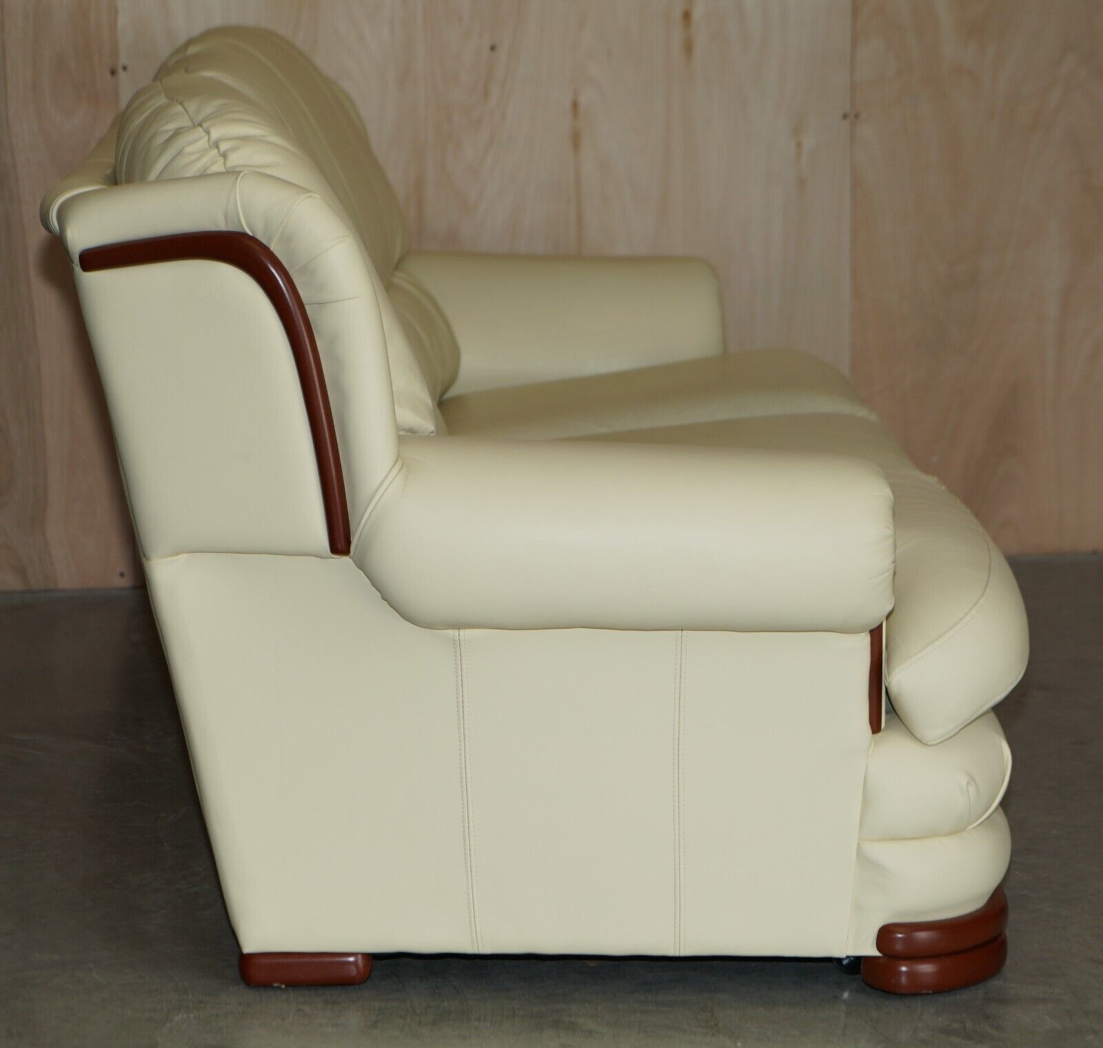 Comfortable Pair Of English Two & Three Seater Thomas Lloyd Cream Leather Sofas photo vinterior