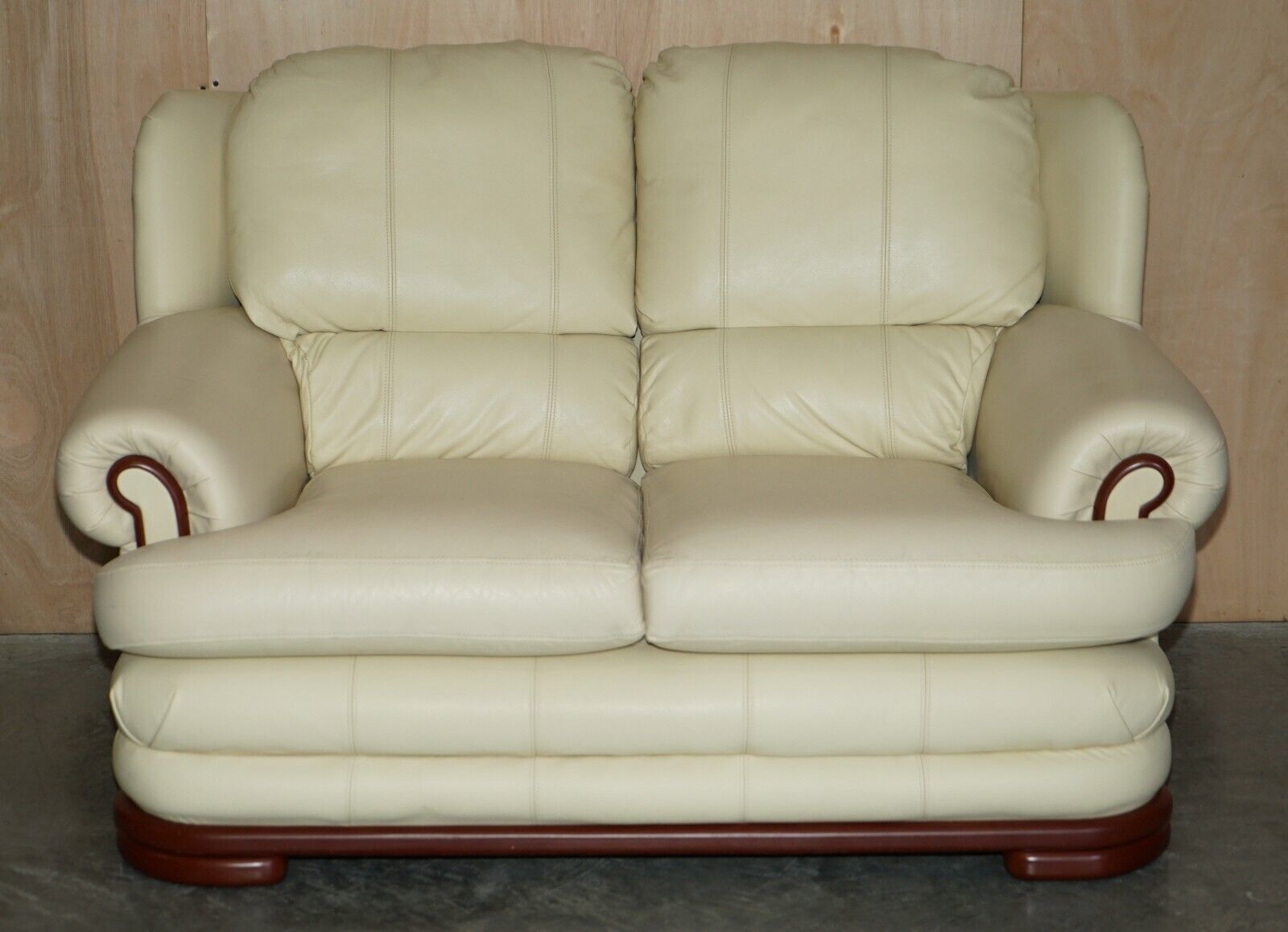 photo furniture Comfortable Pair Of English Two & Three Seater Thomas Lloyd Cream Leather Sofas