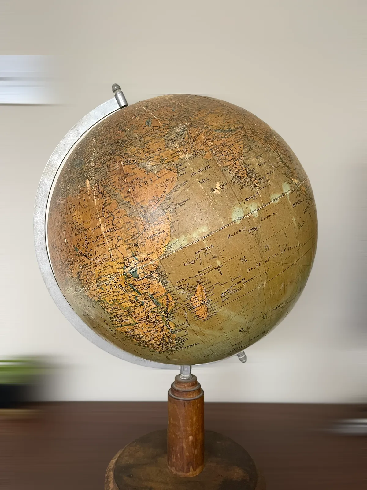 Globe Distressed. Dry Patina. photo Home Decor