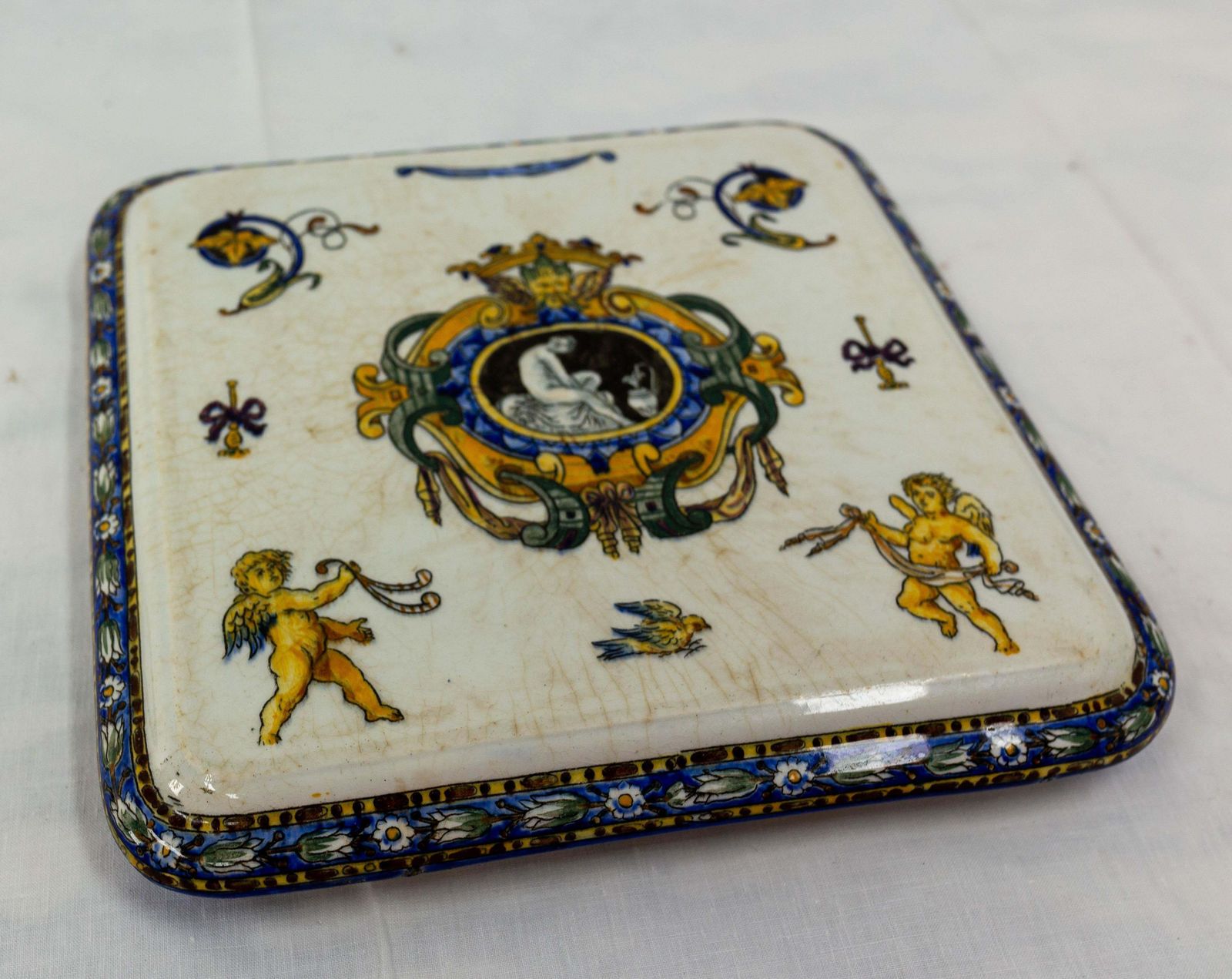 Plat ou plateau en porcelaine peint à la main, décor Chinoiserie, fin du XIXe siècle photo for sale