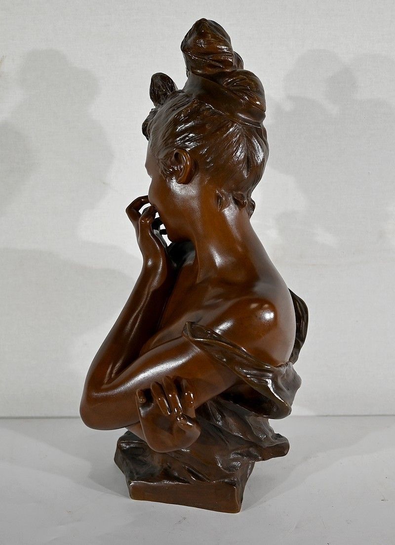 photo buy Bronze “Young Mischievous Woman” By G. Van Der Straeten, Art Nouveau – Late 19th Century