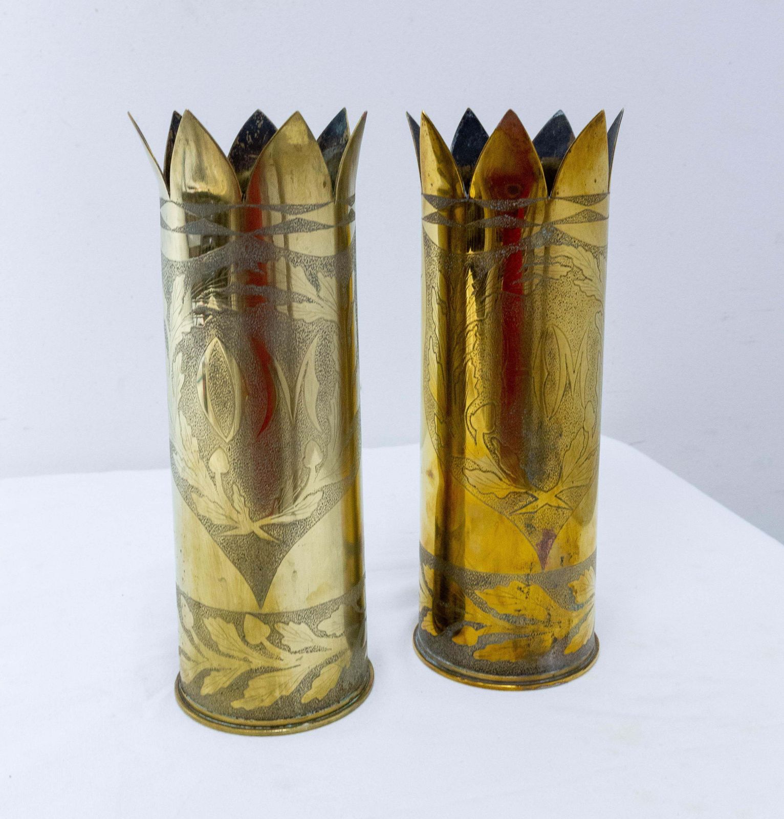 Paire d'étuis d'obus en laiton gravé, artillerie de tranchée, Première Guerre mondiale, France photo for sale