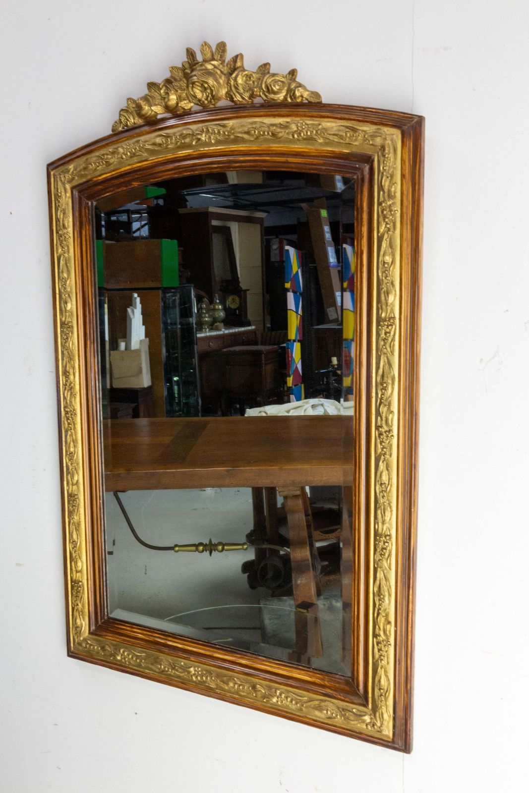 Miroir mural en stuc, imitation bois et dorures, vers 1920 photo for sale