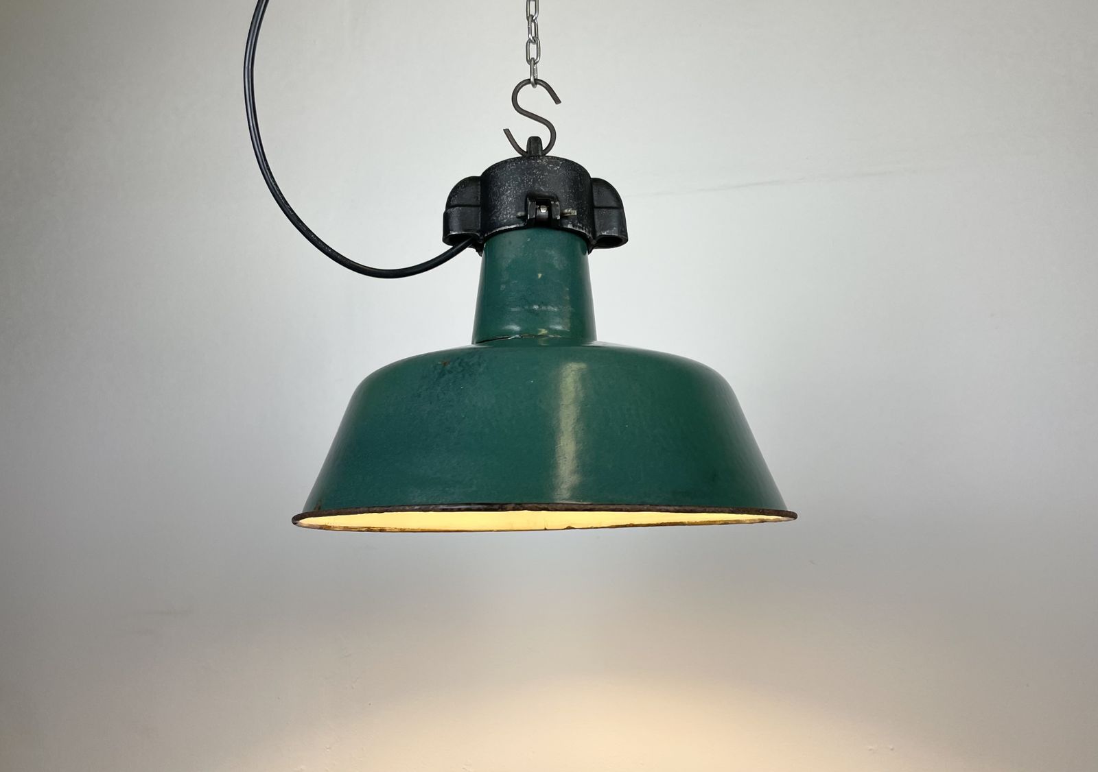 Industrial Green Enamel Factory Lamp With Cast Iron Top, 1960s, 6x photo vintage