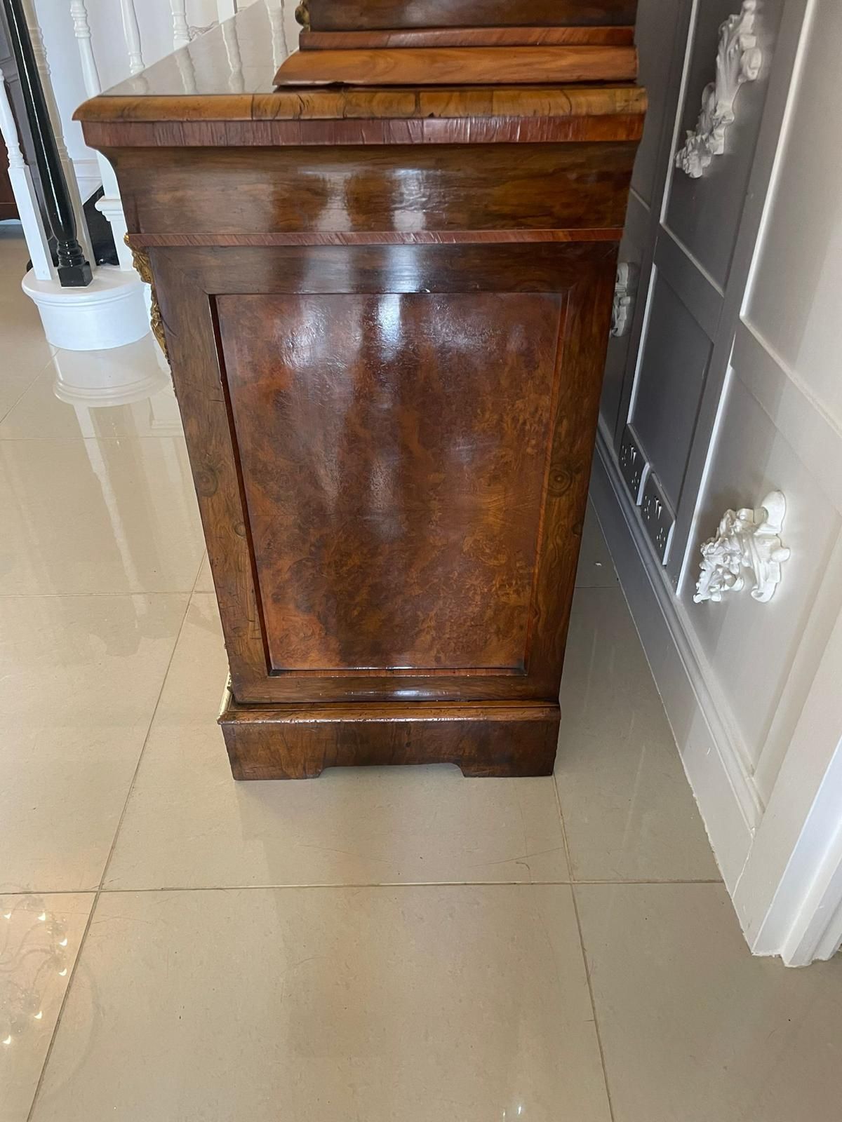 photo vintage Outstanding Quality Antique Burr Walnut Marquetry Inlaid Ormolu Mounted Bookcase