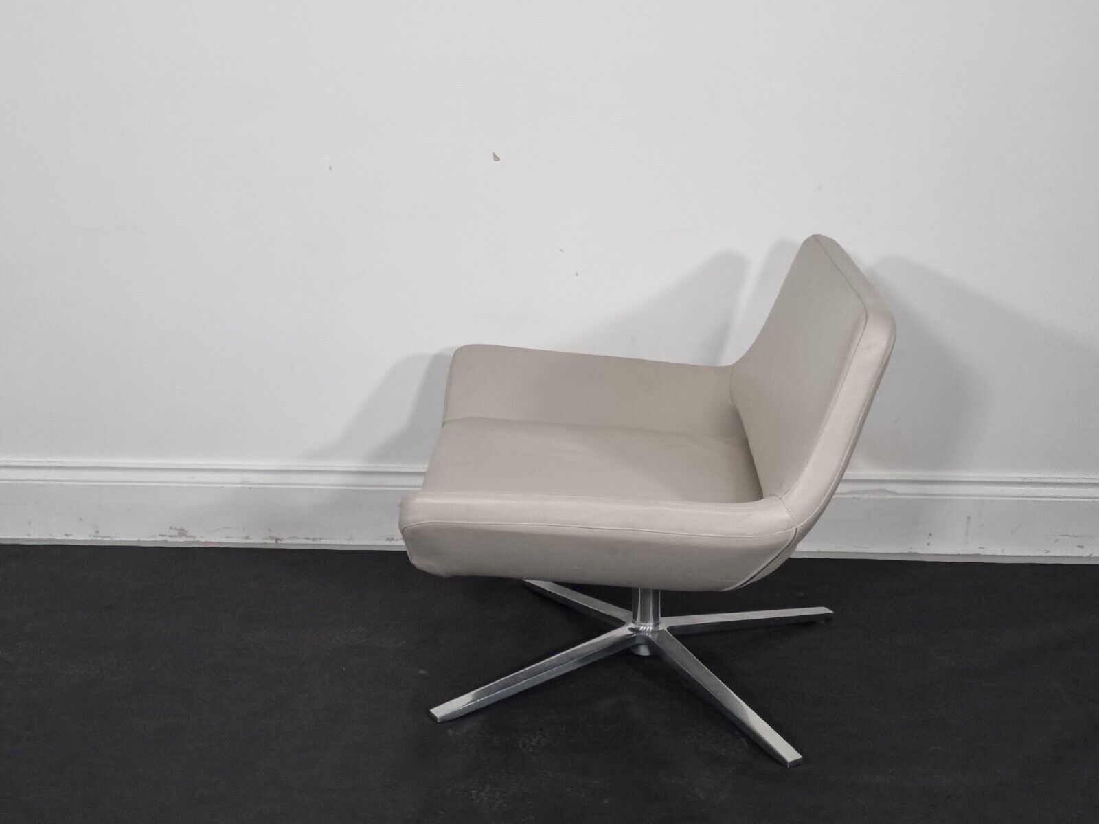 Stunning Bb Italia Metropolitan Chair In Cream Leather (Pic 4) photo 1188.0