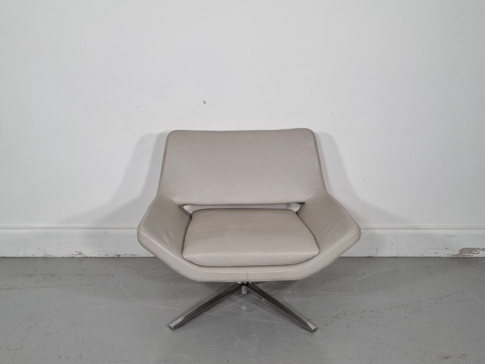 photo furniture Stunning Bb Italia Metropolitan Chair In Cream Leather (Pic 4)