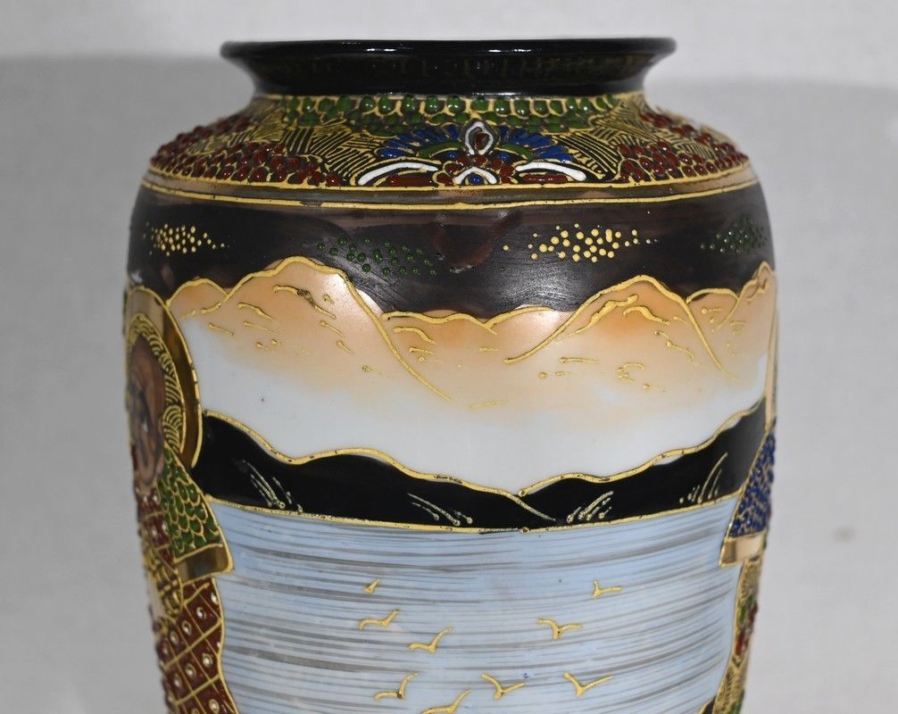 photo vintage Pair Of Japanese Porcelain Satsuma Vases   Early 20th Century