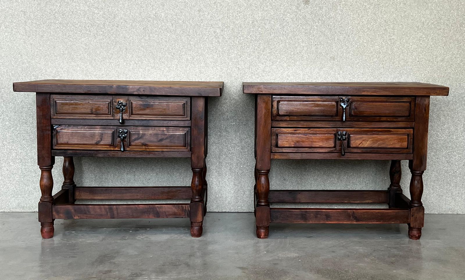 Paire de tables de chevet espagnoles du XXe siècle, deux tiroirs et quincaillerie en fer photo furniture