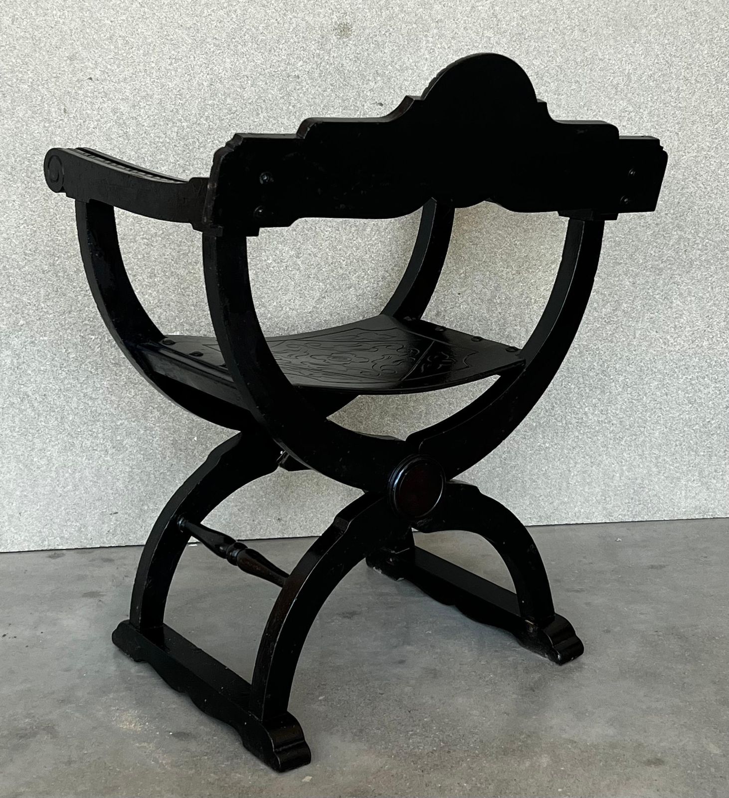 Paire de bancs Savonarola en noyer sculpté et cuir repoussé, XIXe siècle photo Mobilier