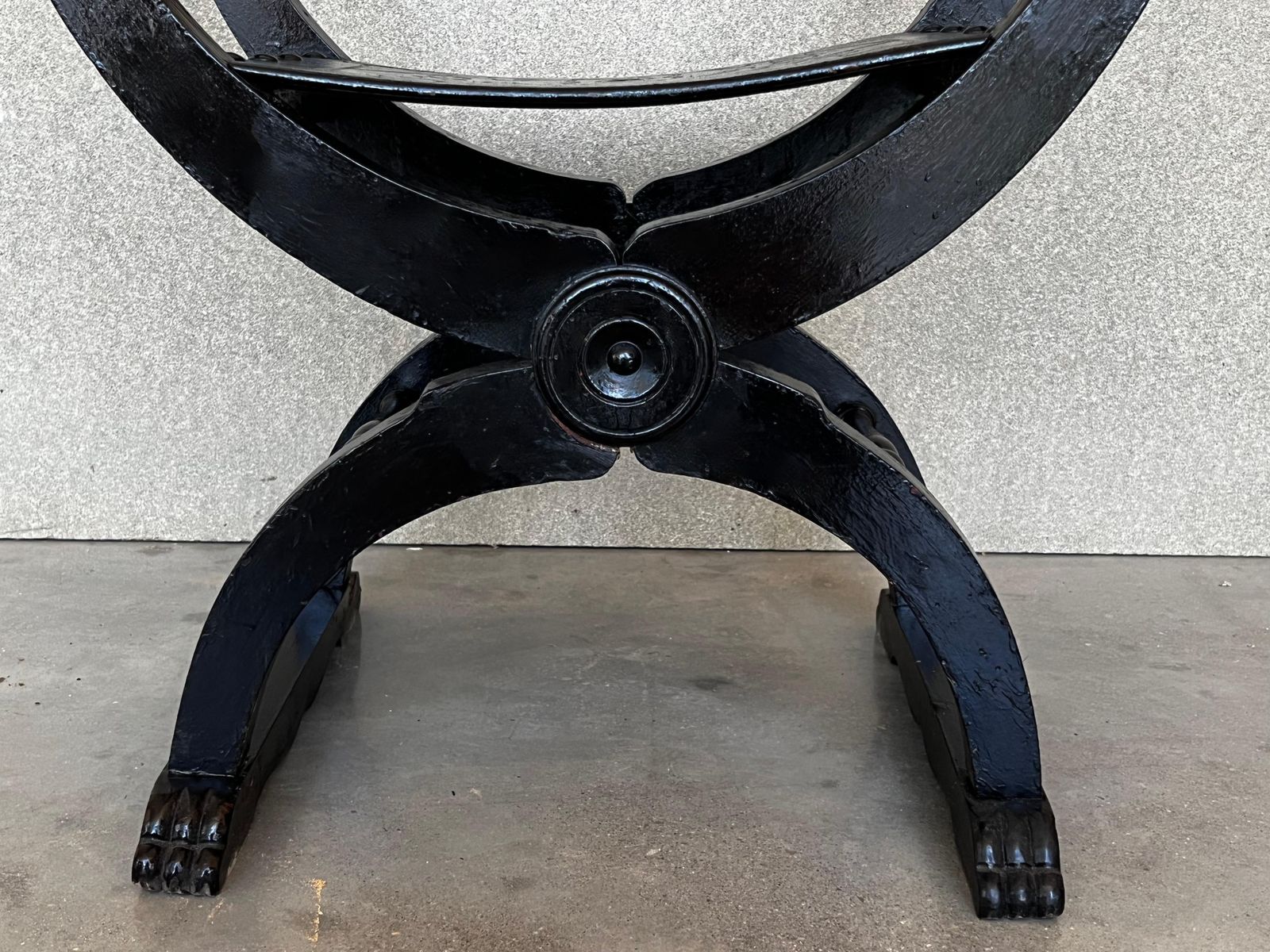photo furniture Paire de bancs Savonarola en noyer sculpté et cuir repoussé, XIXe siècle