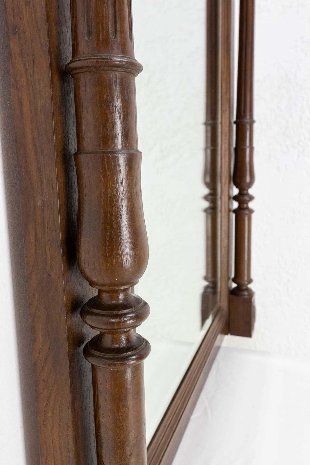 photo for sale Miroir français biseauté à colonnettes, cadre en chêne de style Louis XVI, fin du XIXe siècle