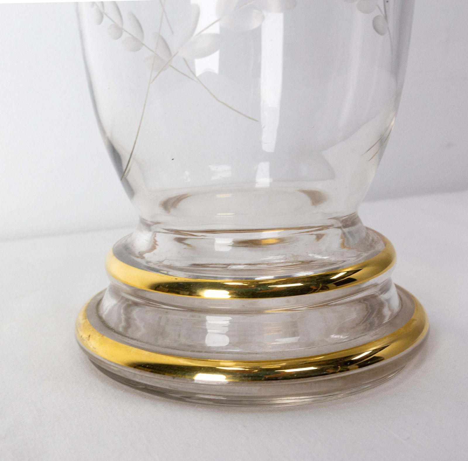 Vase français en verre, col et base dorés, fleurs gravées, vers 1960 photo buy