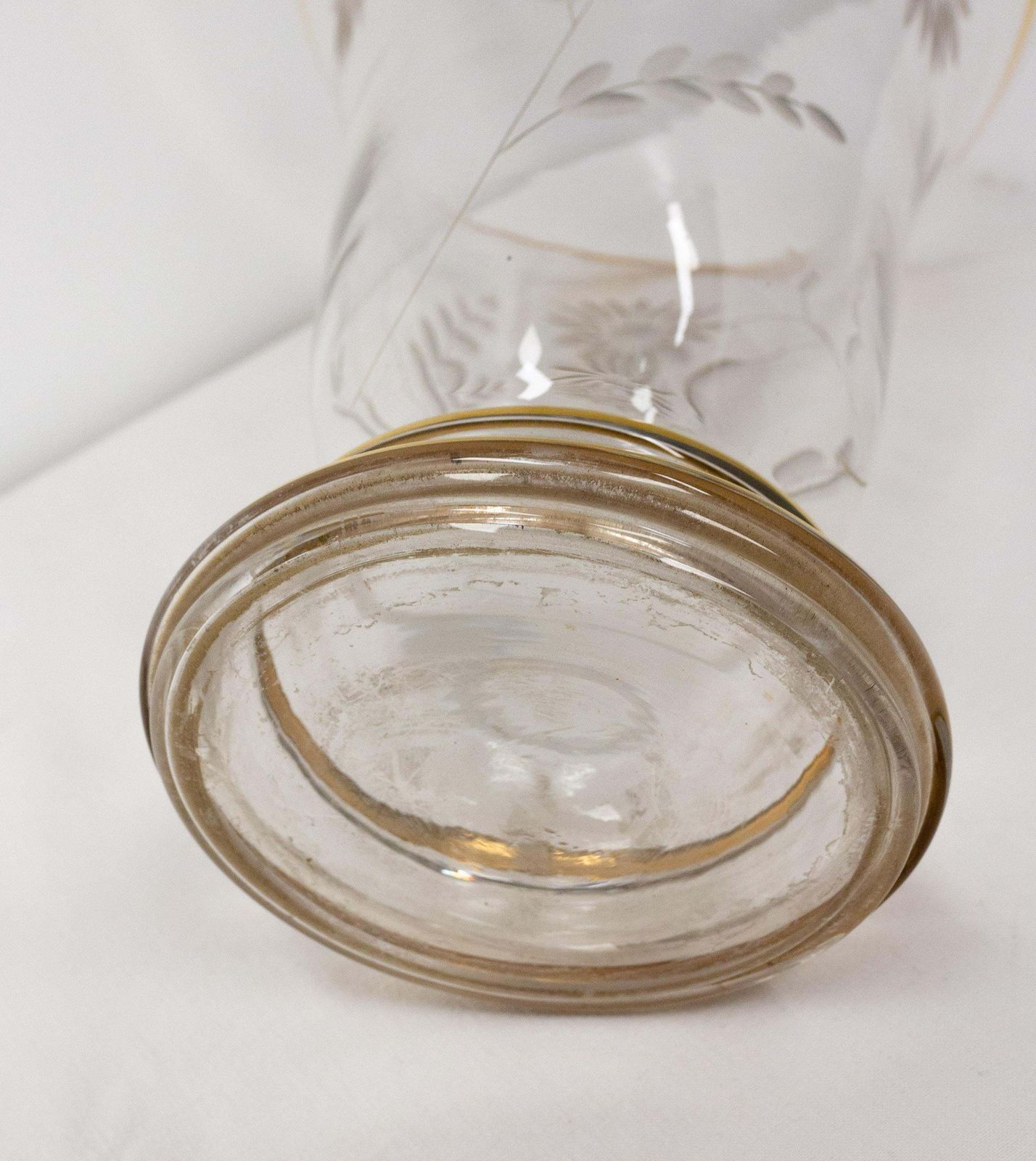 Vase français en verre, col et base dorés, fleurs gravées, vers 1960 photo vintage