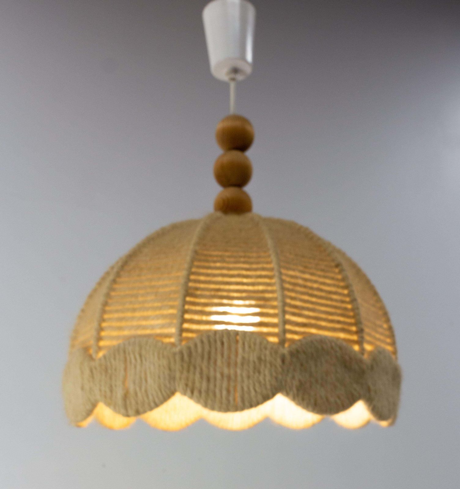 Lustre en laine sur armature métallique, vers 1970 photo buy