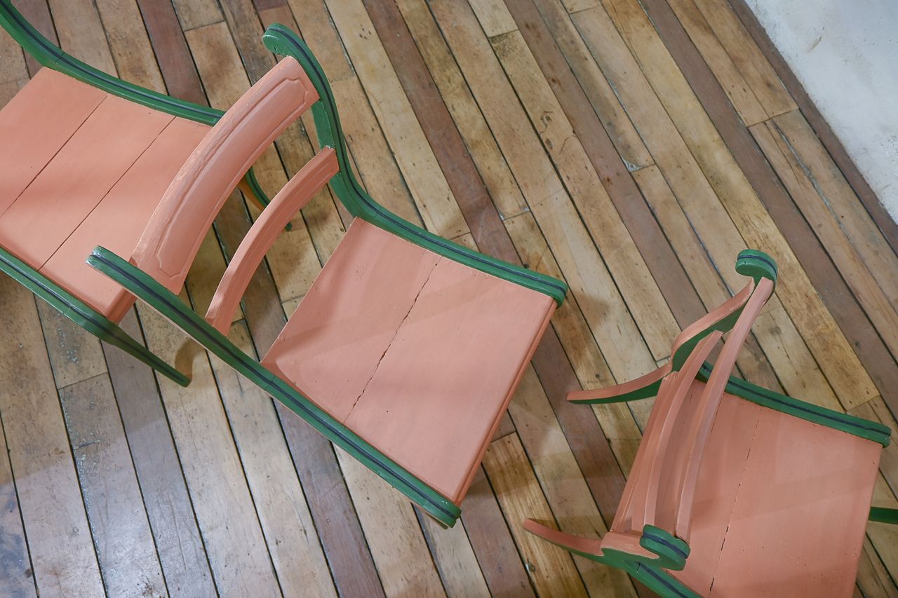 photo vintage Set Of Four 19th Century Painted Side Chairs