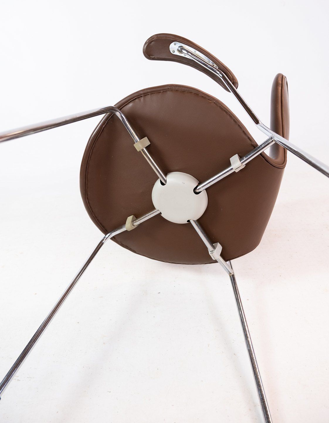 Set Of Two Seven Chairs Model 3207 Dark Brown Leather By Arne Jacobsen From 1955s photo vintage