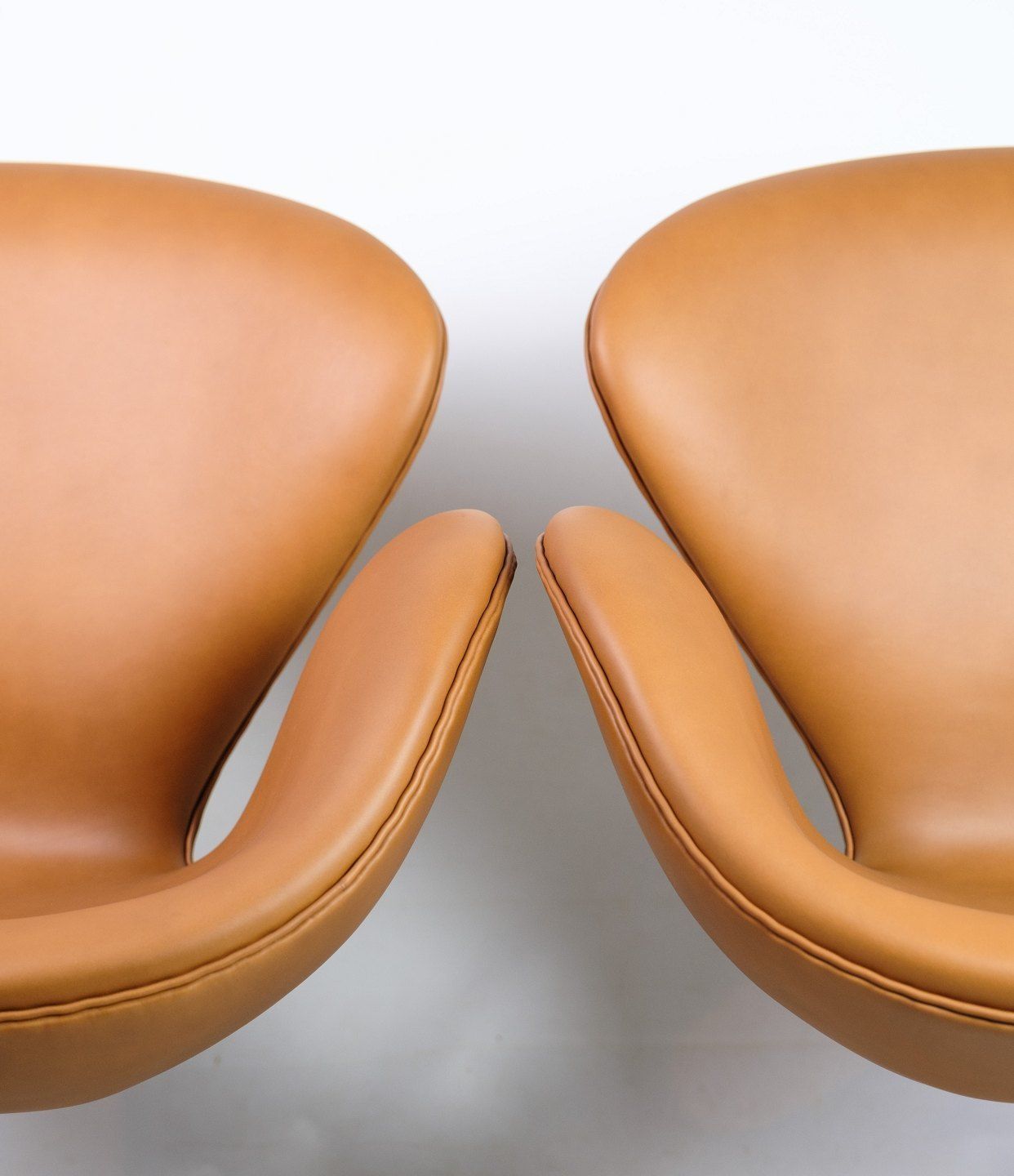 The Swan, Model 3320 By Arne Jacobsen For Fritz Hansen From 1957s photo furniture