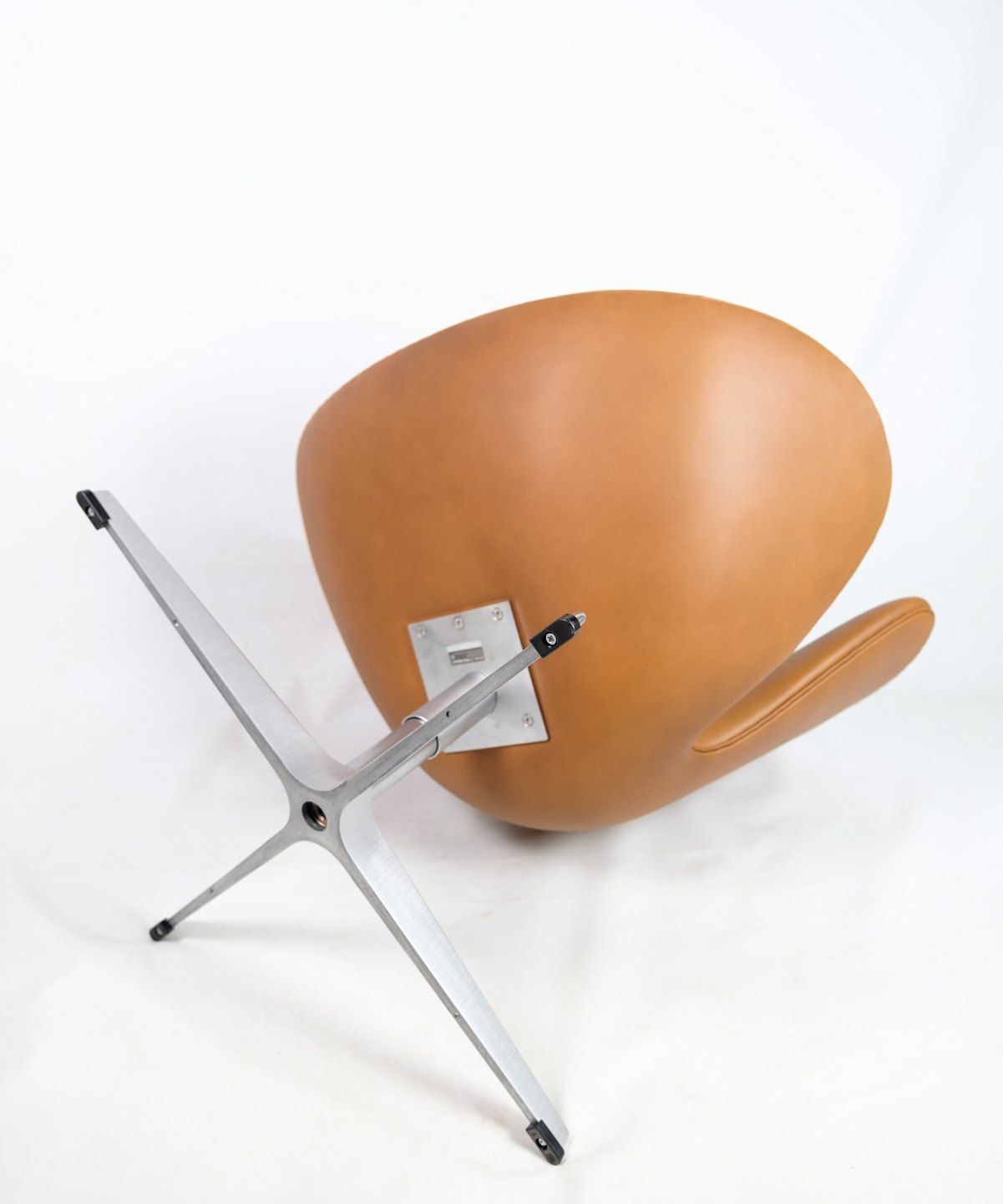 The Swan, Model 3320 By Arne Jacobsen For Fritz Hansen From 1957s photo vintage