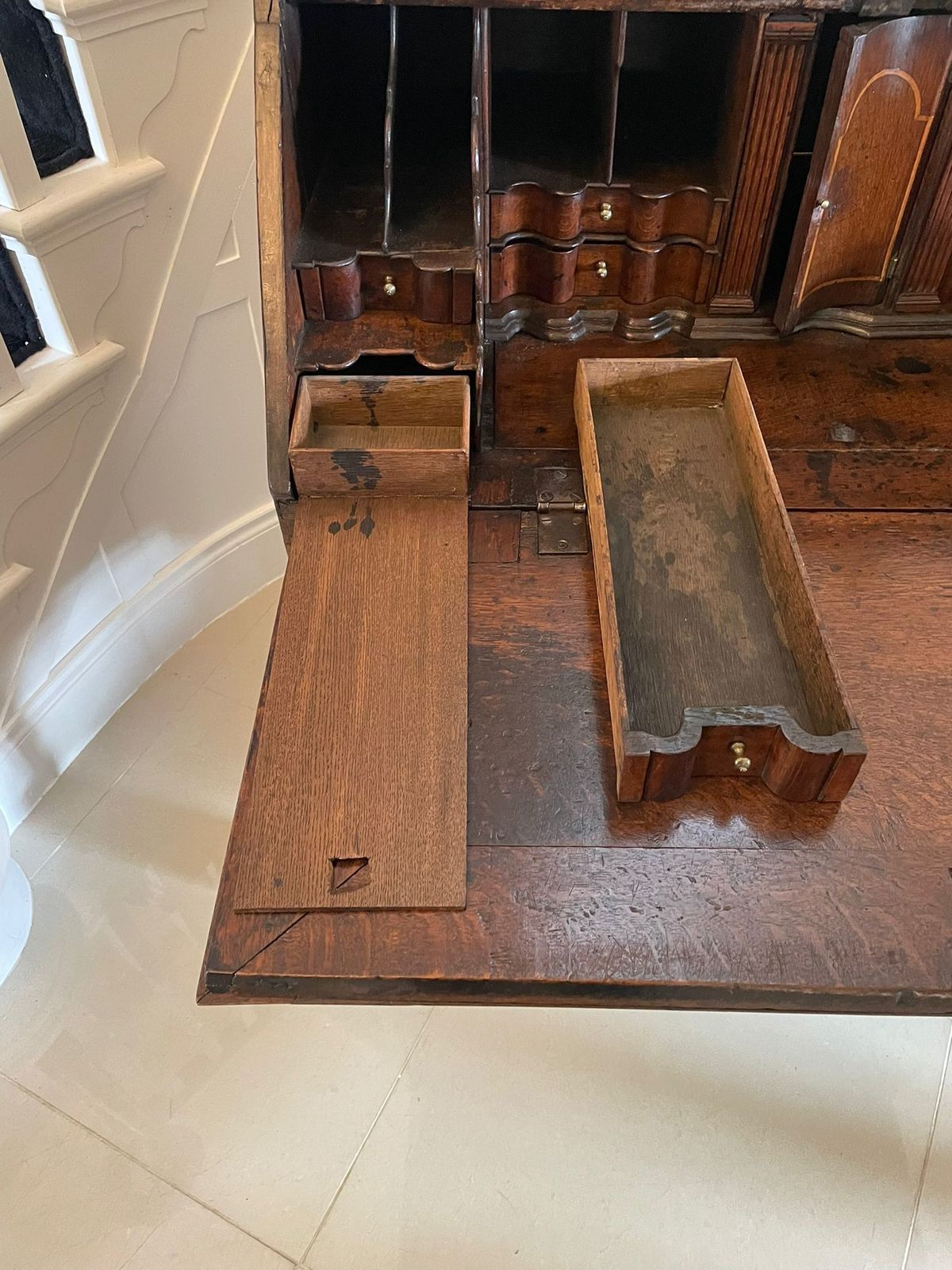 photo vinterior 17th Century Antique Quality Oak Bureau With Outstanding Interior