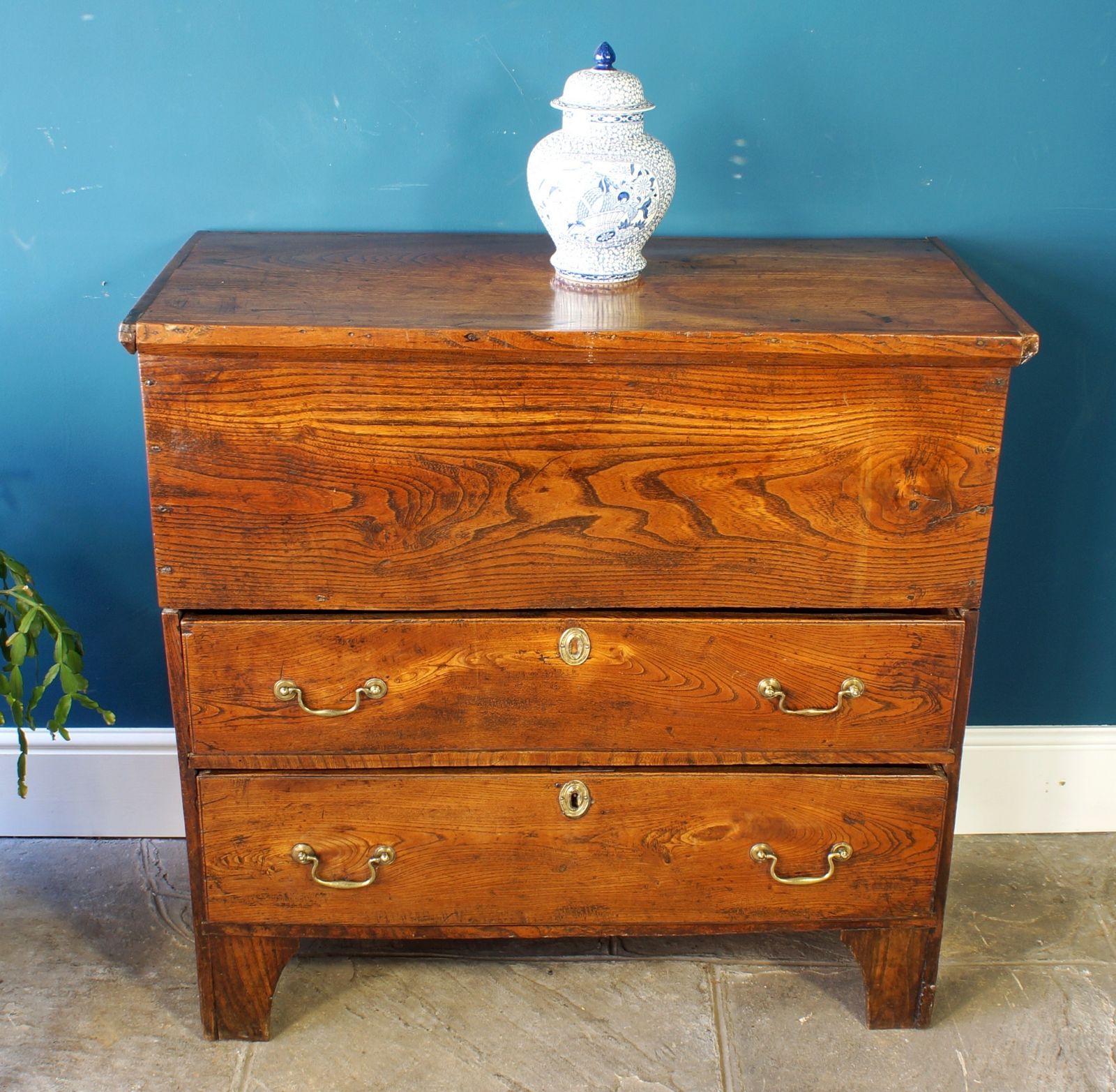 Georgian Elm Mule Chest. photo vinterior