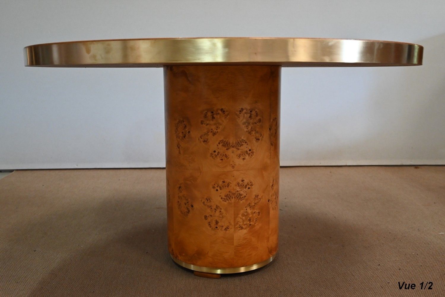 photo furniture Round Table In Thuya Burl And Golden Metal – 1980