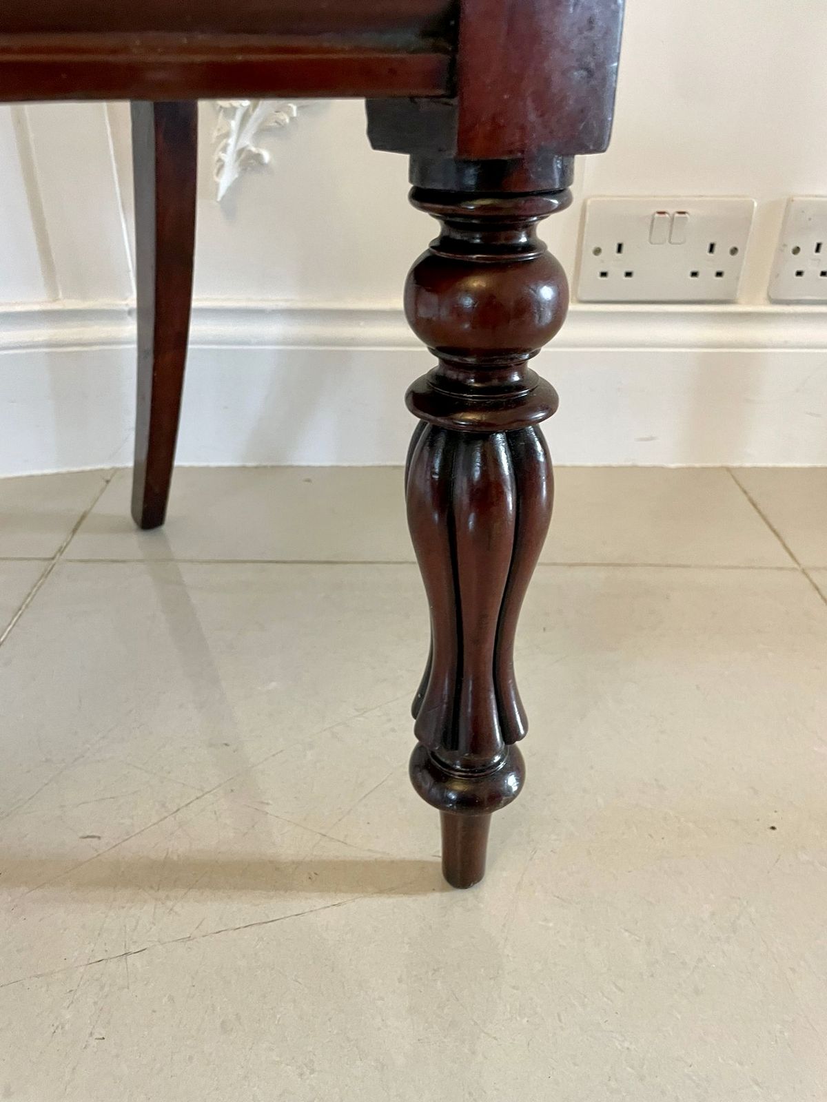 photo furniture Fine Quality Set Of 4 Antique Carved Rosewood Dining Chairs