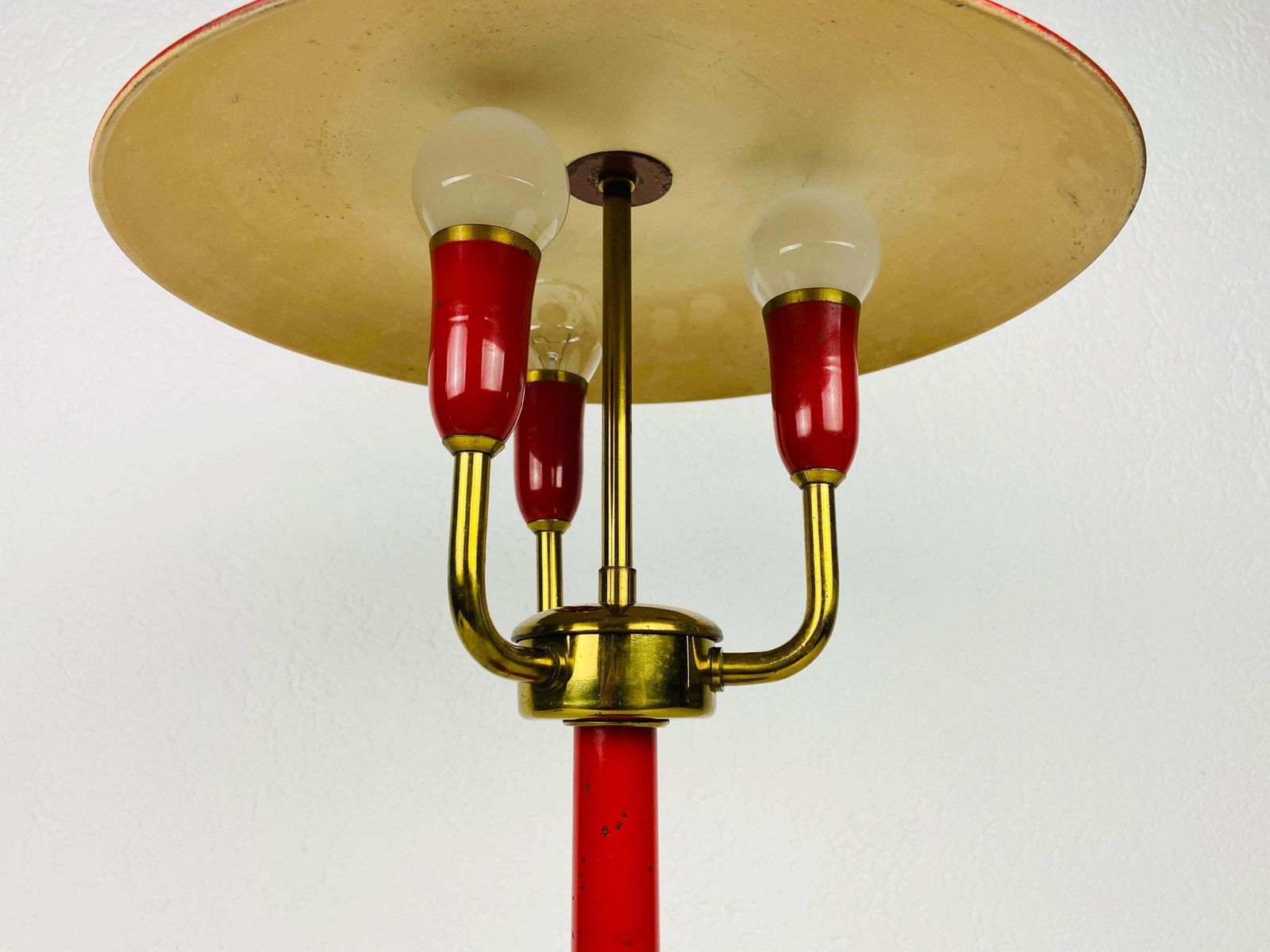 Zeldzame Rode Italiaanse Tafellamp Met 3 Armen In De Stijl Van Stilnovo, Jaren 1960, Italië photo Verlichting