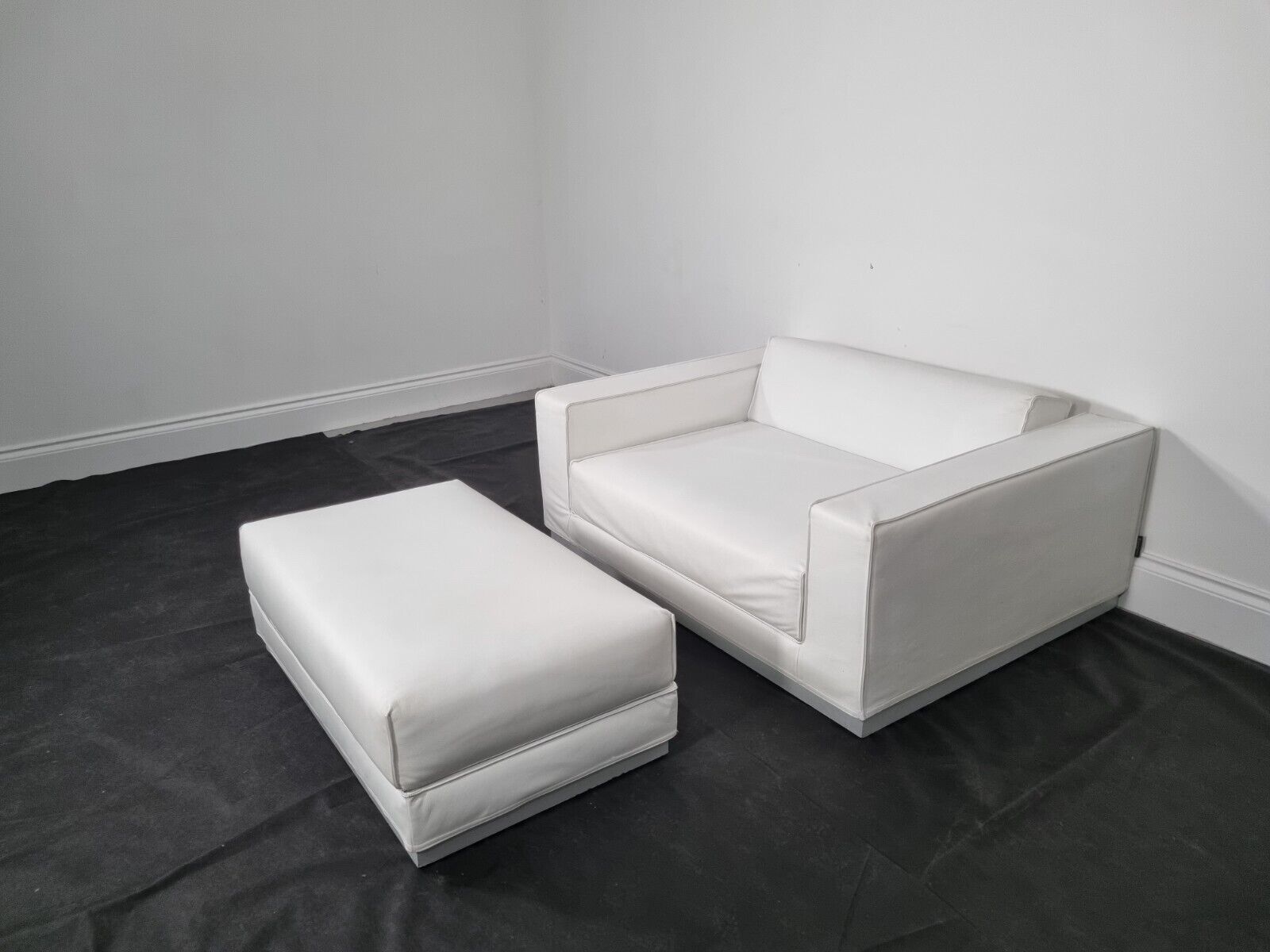 Tacchini Bed Sofa In Bianco Leather, Very Good Condition photo Furniture