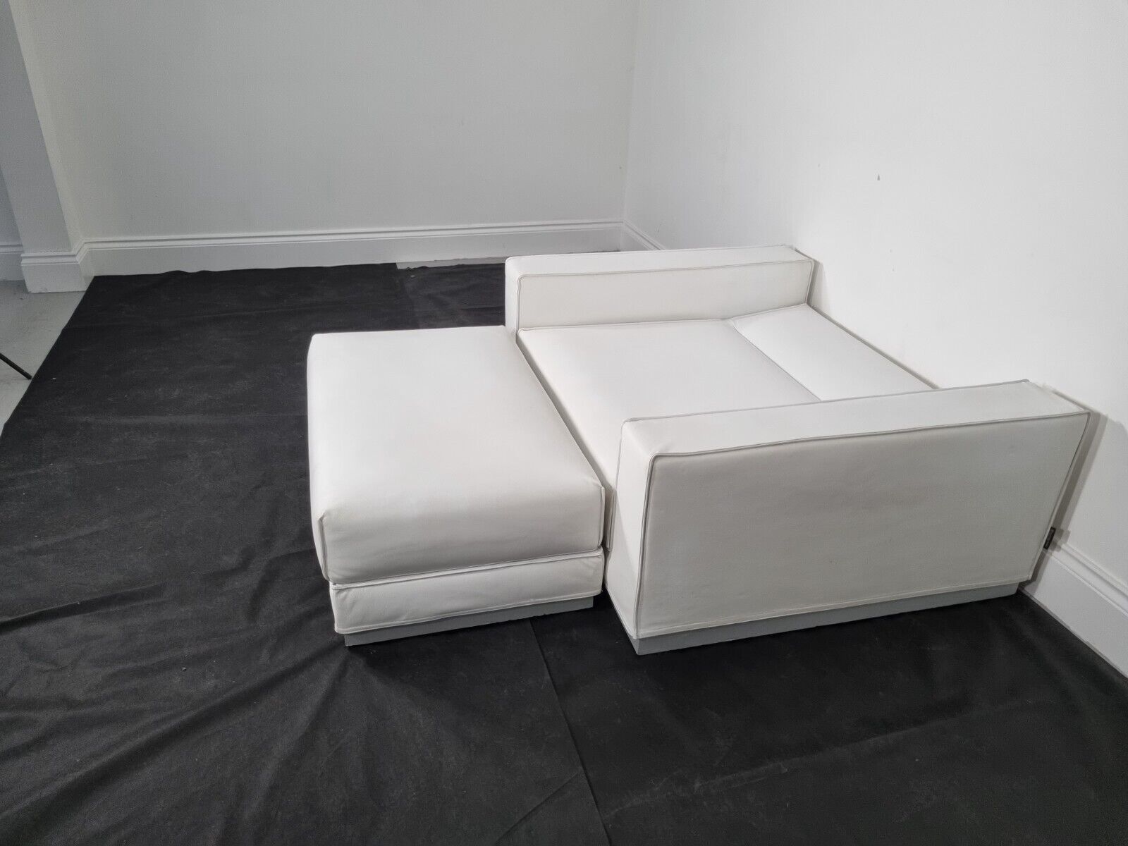 Tacchini Bed Sofa In Bianco Leather, Very Good Condition photo vintage