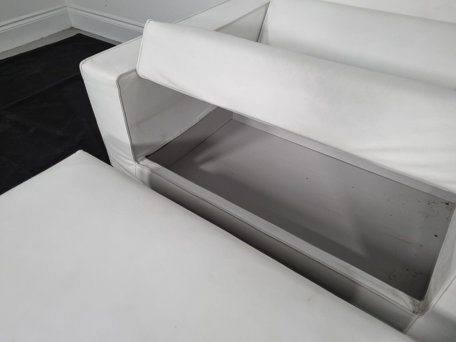 photo furniture Tacchini Bed Sofa In Bianco Leather, Very Good Condition