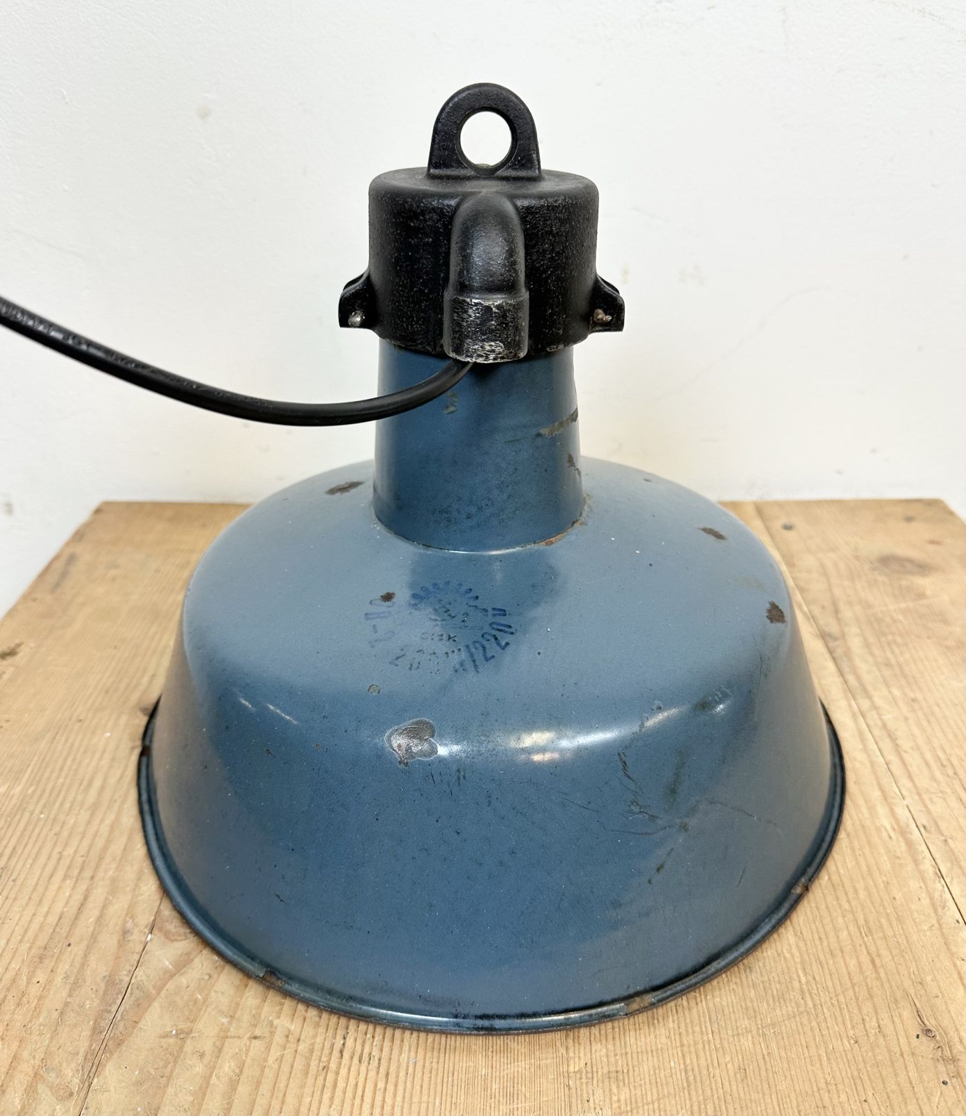 photo vinterior Industrial Blue Enamel Factory Lamp With Cast Iron Top, 1960s
