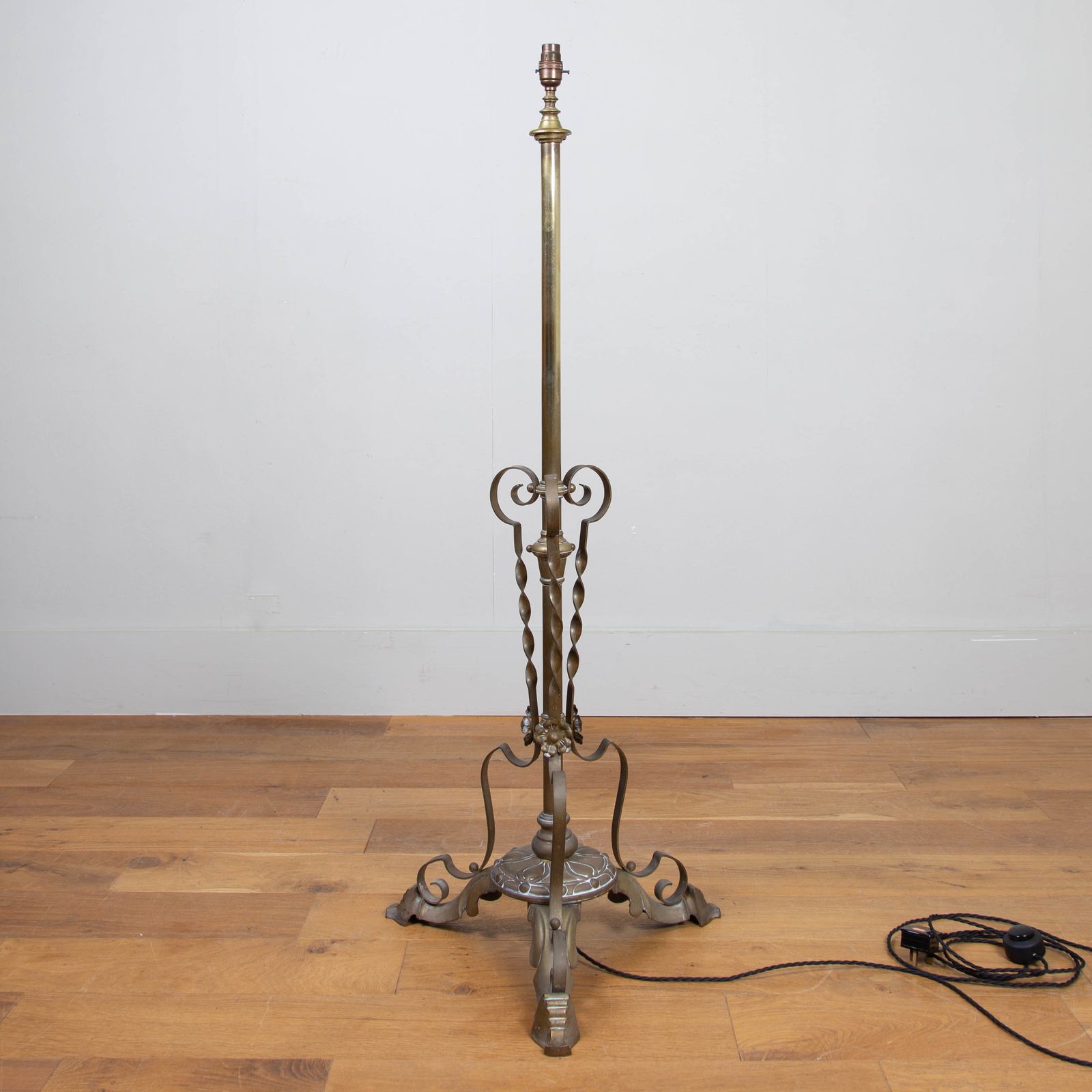 365.0 Vintage Brass Telescopic Floor Lamp photo