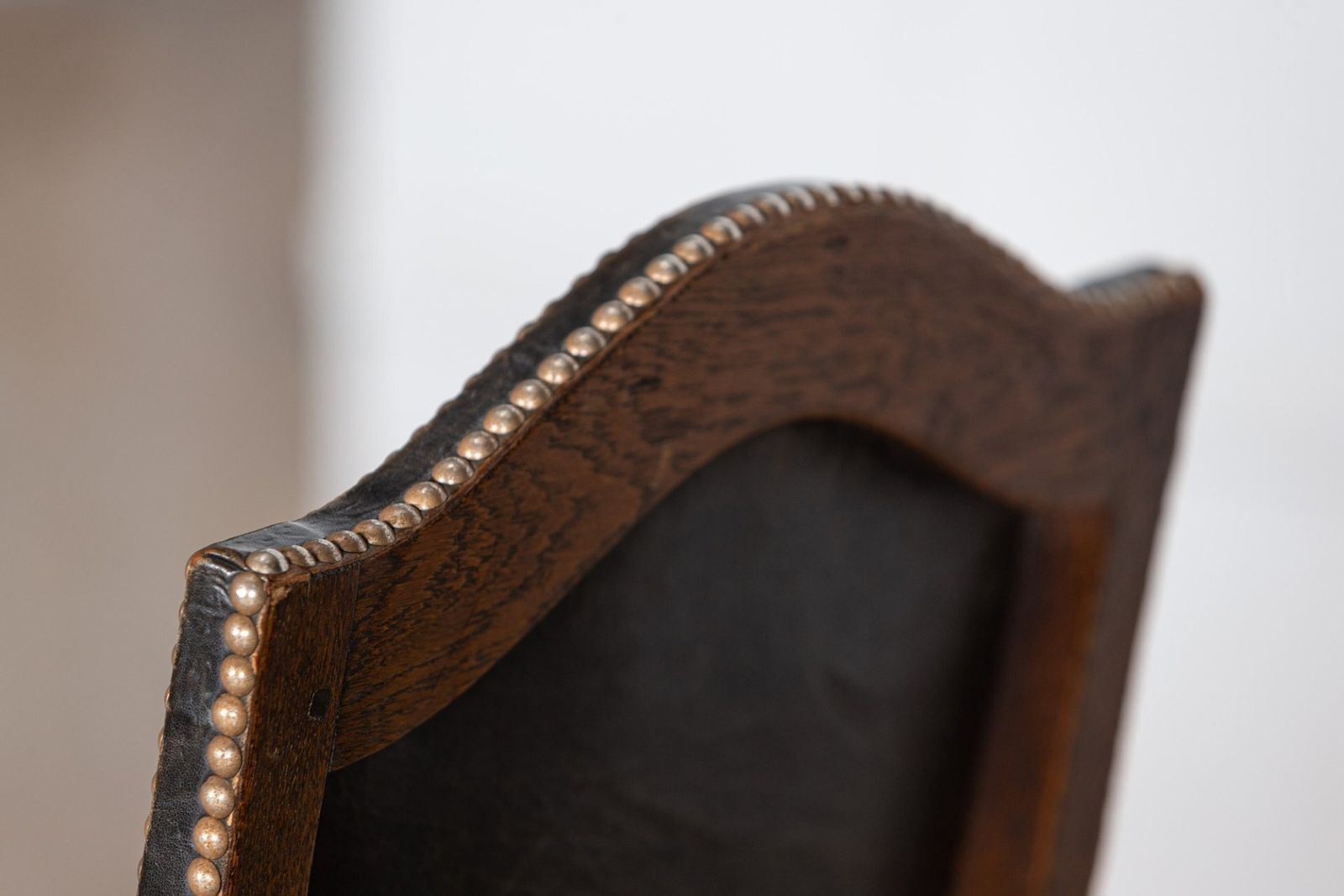 photo vintage Set Of 6 French Louis XIV Style Oak Chairs