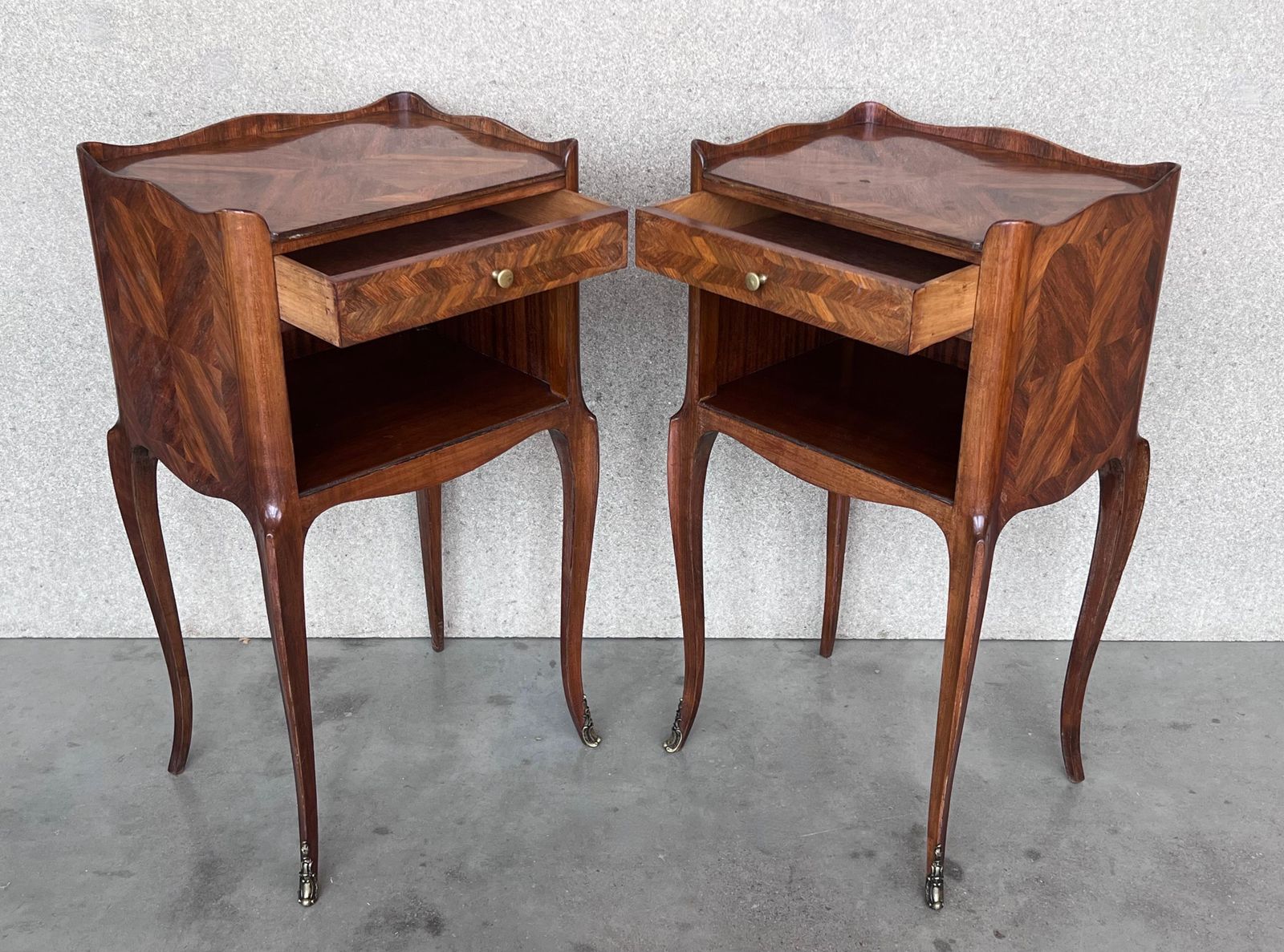 Paire de tables de chevet en noyer avec marqueterie, tiroir et étagère ouverte, XXe siècle photo 3341.0