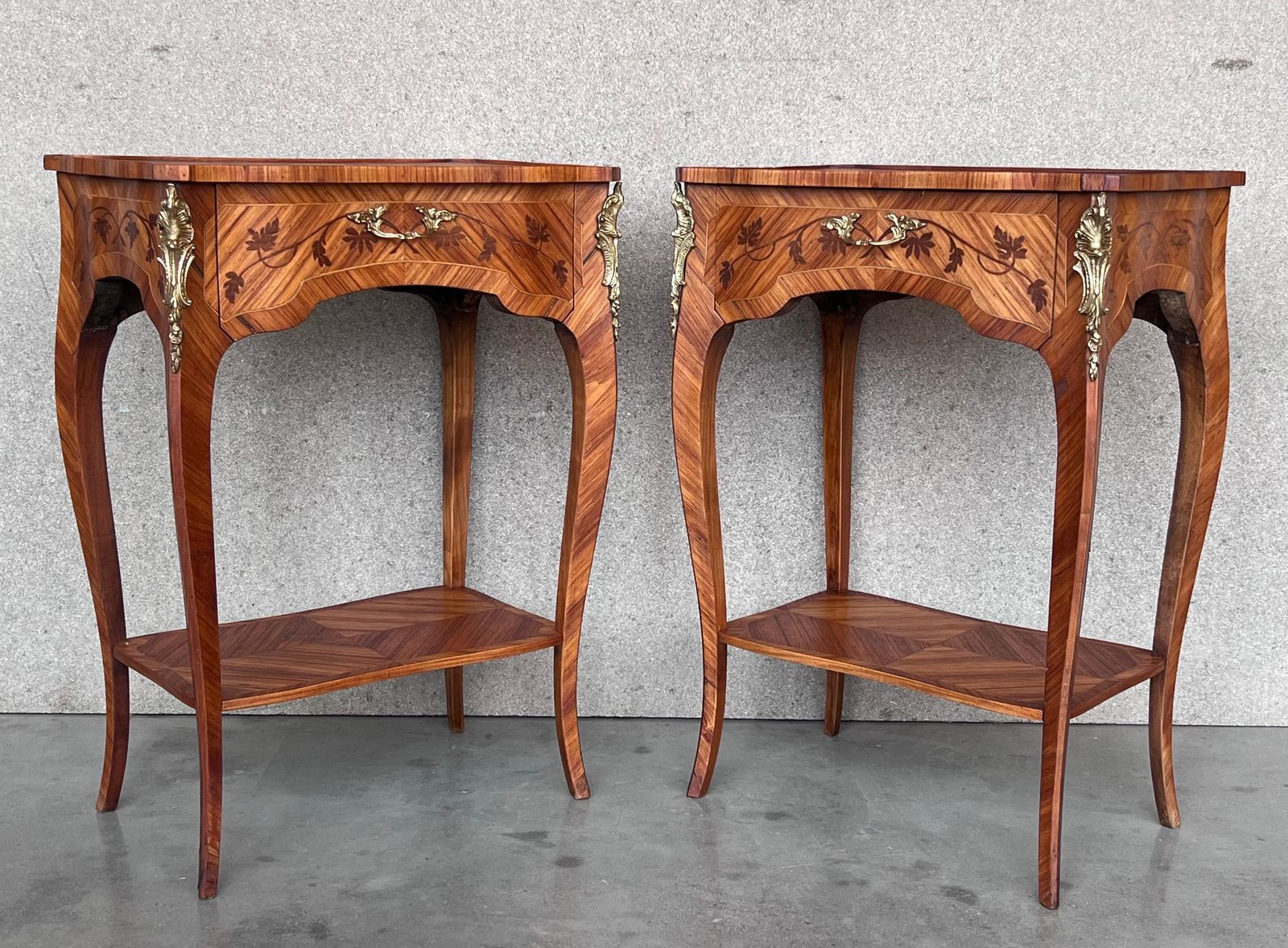 Tables de chevet de style Louis XV en marqueterie, paire, XVIIIe siècle photo for sale