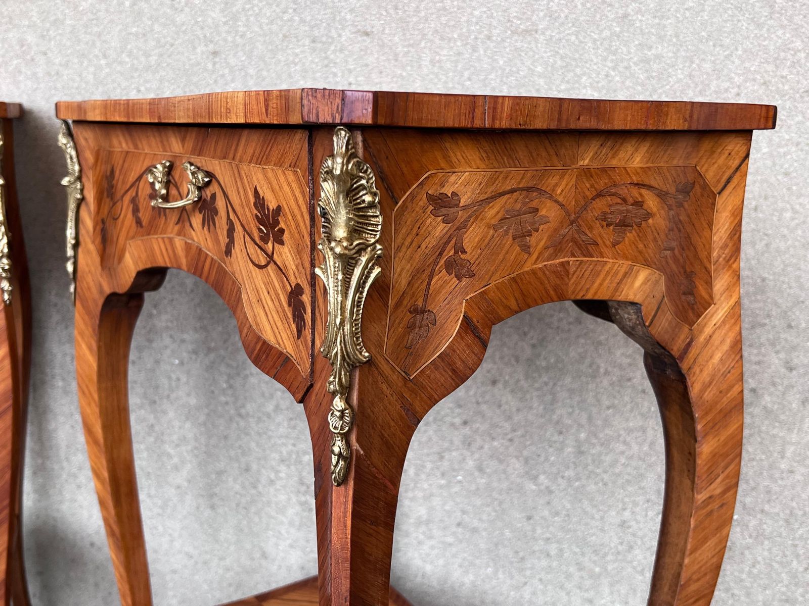 Tables de chevet de style Louis XV en marqueterie, paire, XVIIIe siècle photo buy
