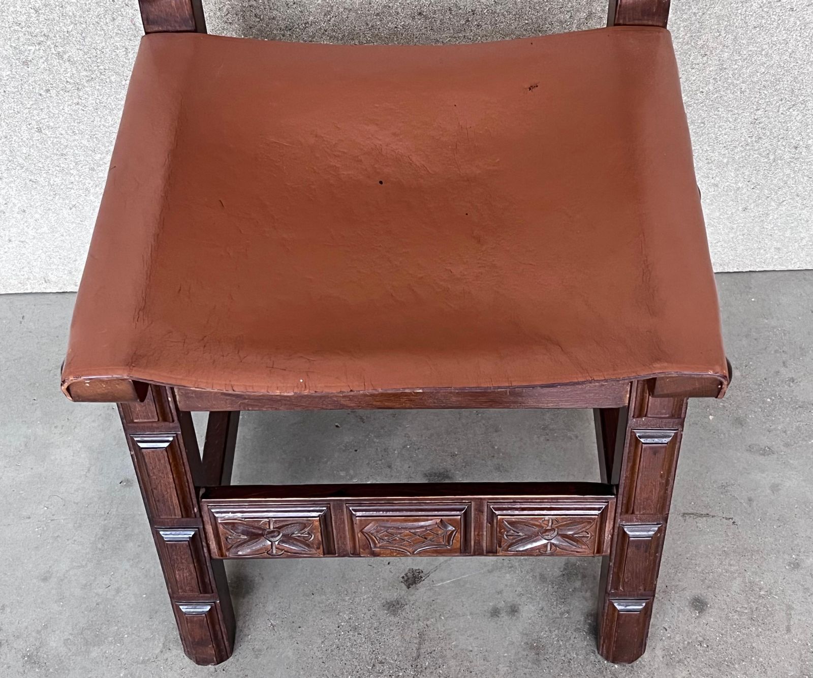 photo for sale Ensemble de six chaises espagnoles sculptées, assise et dossier en cuir, XIXe siècle