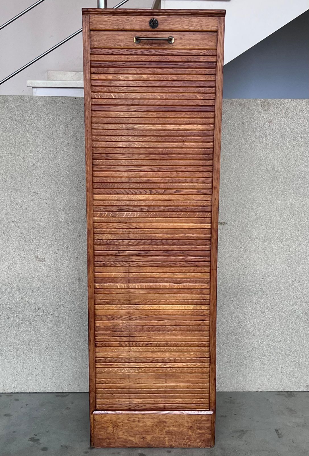 Classeur du début du XXe siècle, une porte à jalousies et cinq étagères photo furniture