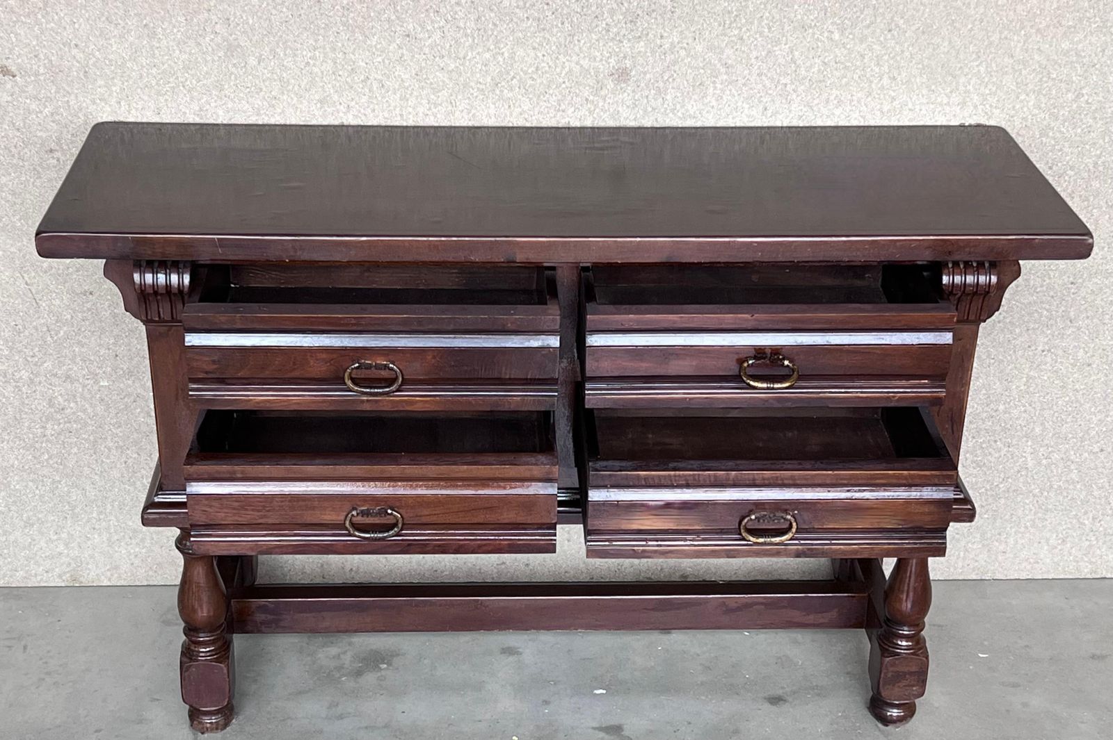 Console espagnole à quatre tiroirs sculptés avec quincaillerie d'époque photo vinterior