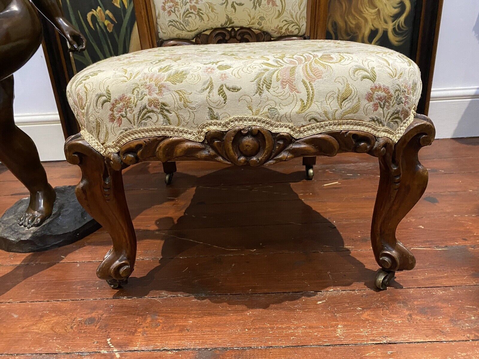 Queen Victoria Walnut Palace/ Boudoir Chair Adorned With Acanthus Leaves Motifs photo vintage