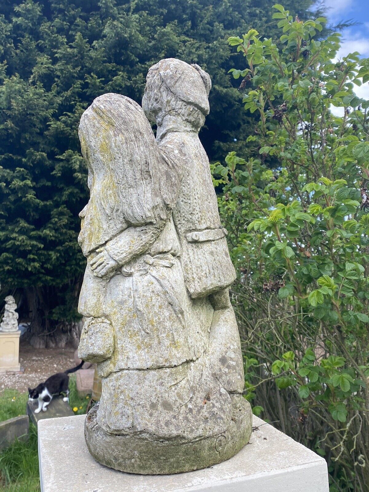 photo furniture Vintage Jolly Farmer And His Wife Embracing Garden Statue